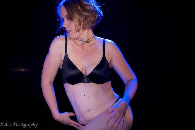 image-of-flying-curves-dance-studio-sexy-burlesque-performer-on-stage